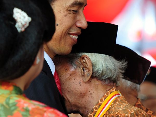 Jokowi Salami Para Veteran di Hari Pahlawan