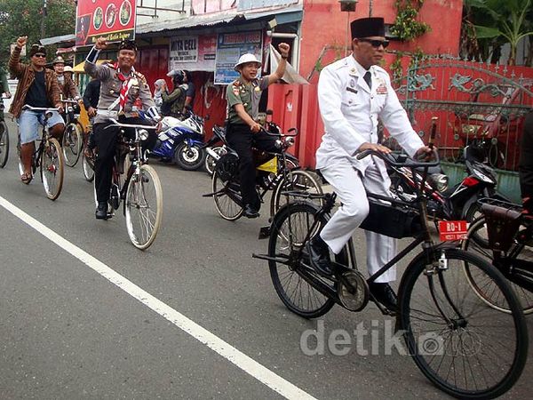 Polisi di Banyumas Berpakaian Pejuang