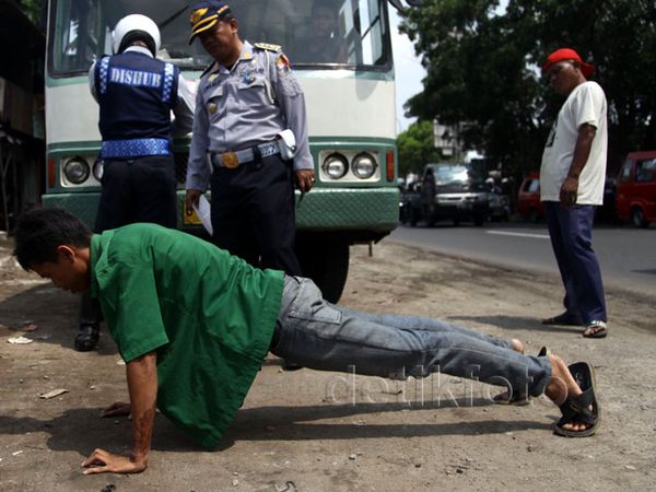 Tak Bawa Surat Lengkap, Sopir Kopaja Dihukum Push-up