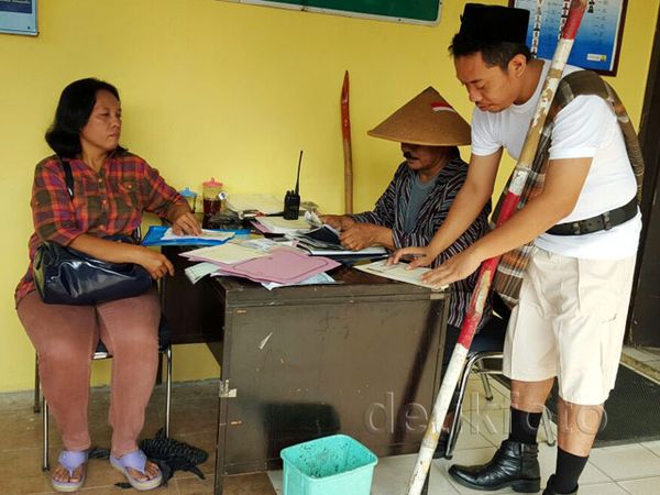 Petugas Samsat Tangerang Berpakaian ala Pejuang