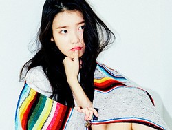 Foto Album CHAT-SHIRE dan Video Klip Ini Makin Bikin IU Disangka Paedofil