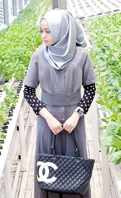 Foto: Trik Hijabers Siasati Baju Lengan Pendek untuk Tampil Stylish