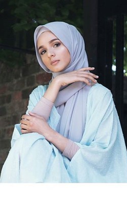 Foto: Gaya Hijab Pelukis Cantik Berdarah Yaman Asal Bandung, Zahrah Zubaidah