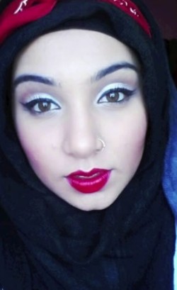 Tutorial Hijab Pashmina dengan Hiasan Sapu Tangan