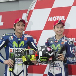 Diiringi Isu Panas, Lorenzo dan Rossi Berikan Musim Menakjubkan untuk Yamaha