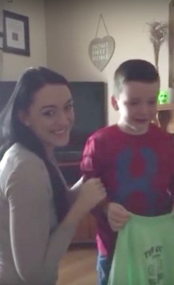 Lucu & Mengharukan, Anak Laki-laki Ini Menangis Saat Tahu Akan Punya Adik