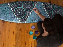 Unik Banget! Melukis di Atas Papan Surfing