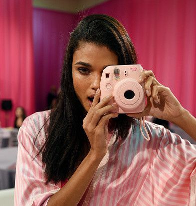 Model Victoria Secret + Gadget = Bikin Gemes!