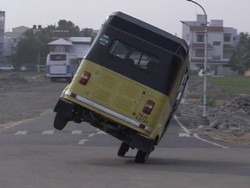 Kemudikan Bajaj dengan Dua Roda, Pria Ini Pecahkan Rekor Dunia