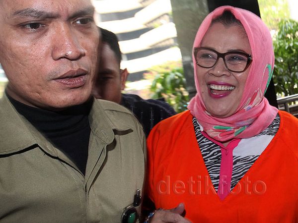 Senyum Dewie Limpo Sebelum Diperiksa KPK