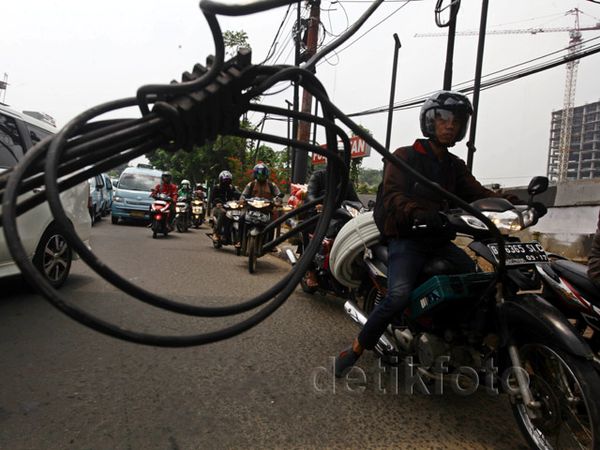 Kabel Melintang Ganggu Pengendara