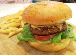 W Diner: Nikmatnya Beef Burger Juicy Diiringi Milkshake Biskuit Regal
