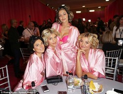 Para Model Victorias Secret Ngemil Sandwich dan Veggie Chips di Belakang Panggung