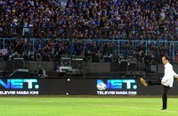 Jokowi melakukan tendangan kick off saat membuka Piala Jenderal Sudirman. Rusman Jhony/Setpres/detikFoto.