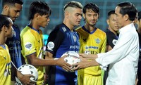 Jokowi menyerahkan bola kepada pemain Arema dan Gresik. Rusman Jhony/Setpres/detikFoto.