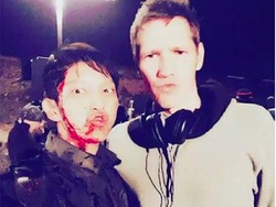 Berdarah-darah, Lee Jun Ki Pose Duck Face Bareng Sutradara Resident Evil 6