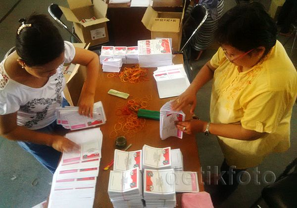 KPU Kota Surabaya Mulai Lipat Surat Suara KPU Kota Surabaya Mulai Lipat Surat Suara