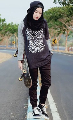 Foto: Gaya Boyish dengan Topi ala Makeup Artist Berhijab, Nadya Gusti