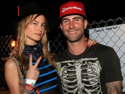 So Sweet! Adam Levine Penuhi Rumah dengan Mawar Merah untuk Sang Istri