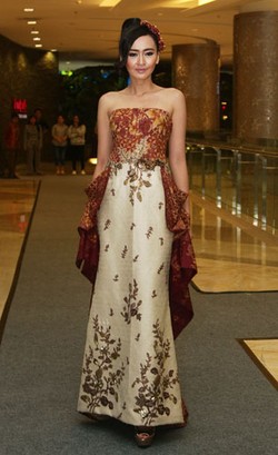 Pertamakalinya, Desainer Bridal Tina Andrean Rilis Koleksi Batik