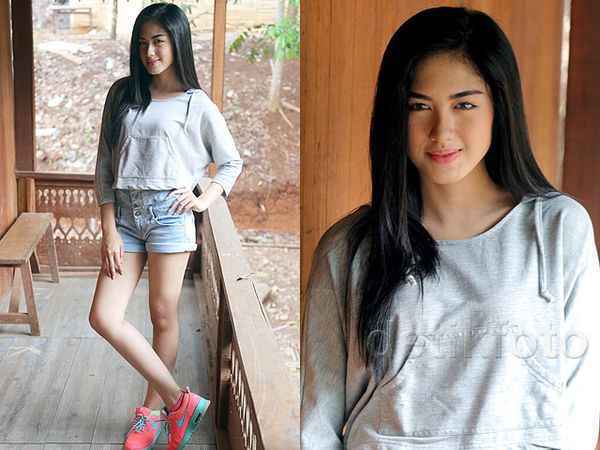 Ochi Rosdiana Manis Banget Bergaya dengan Hot Pants