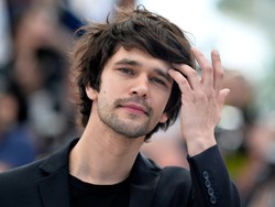 Gaya Santai Ben Whishaw Berkarier di Dunia Akting