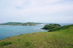 Spot Terbaik Melihat Pantai Tanjung Aan di Lombok