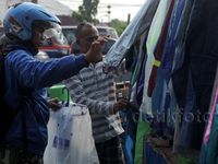Musim Hujan Datang, Penjual Jas Hujan Senang