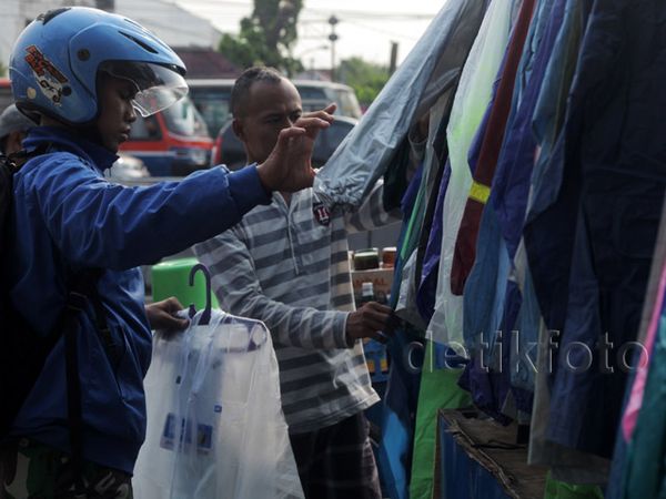 Musim Hujan Datang, Penjual Jas Hujan Senang