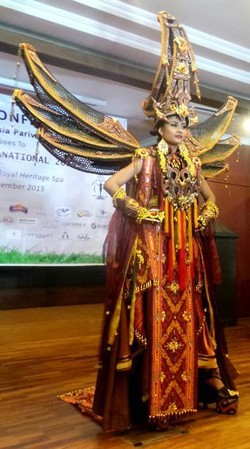 Gresya Amanda Pamer Kostum Megah untuk Tampil di Miss Supranational 2015