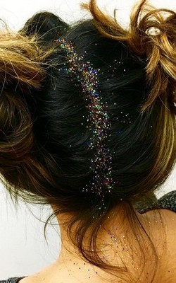 Pakai Glitter di Akar Rambut Kini Jadi Tren, Berani Coba?
