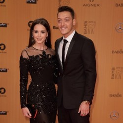 Kok Malah Mesra dengan Mantan Lagi, Oezil?