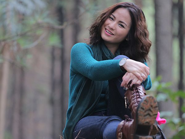 Pose Jennifer Tungka di Antara Pohon Pinus