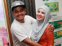 Indra Bekti dan Istri Tampil Bareng di Film 'Jilbab Traveler'