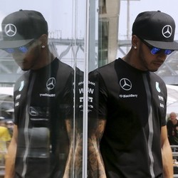 Hamilton Incar Kemenangan Pertama di Brasil