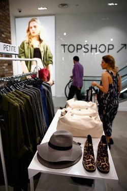 Topshop Rilis Gelang dan Bros yang Bisa Jadi Alat Bayar Seperti Kartu Kredit