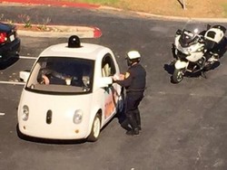 Berjalan Terlalu Pelan, Mobil Otonom Google Ditilang Polisi