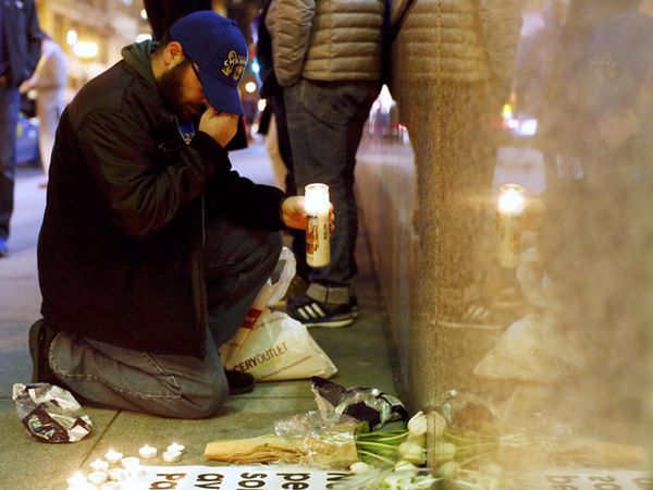 Dunia Berduka untuk Paris