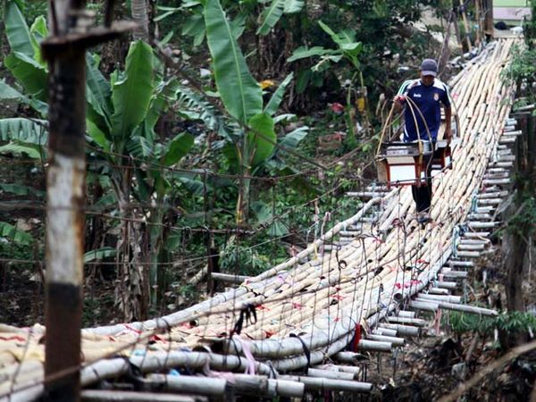 Diguyur Hujan, Jembatan Bambu Licin Saat Dipijaki