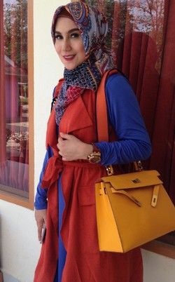 Foto: Cantiknya Marini Zumarnis Dibalut Hijab Simpel