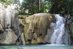 Air Terjun Berwarna Hijau Toska, Inikah yang Tercantik di NTT?