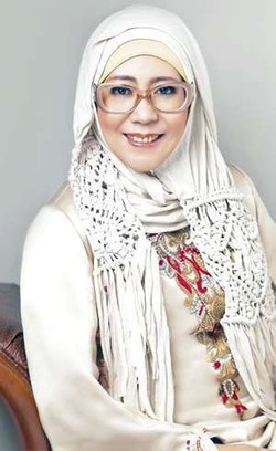 Jeny Tjahyawati Rilis Modifikasi Kaftan dengan Sulaman Emas Khas Pariaman