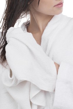 Keringkan Rambut dengan Kaus Agar Tidak Bercabang, Begini Caranya