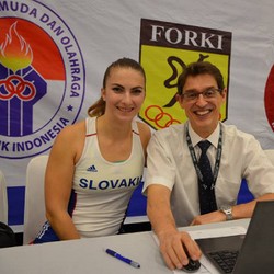Si Cantik dari Slovakia Ini Jadi Pelatih Karate Sekaligus Jurnalis