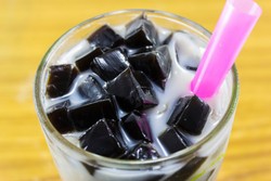 Cincau Hitam, Si Kenyal Kaya Serat yang Menyegarkan