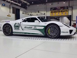 Polisi Dubai Kini Berpatroli Pakai Porsche 918 Spyder