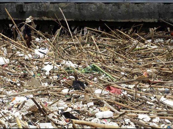 Sampah Menumpuk di Sungai Kawasan Kalibata