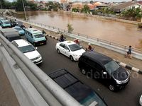Debit Air Sungai Ciliwung Meninggi