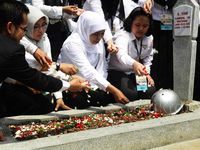 Mensos Tabur Bunga di Taman Makam Pahlawan