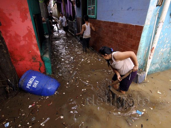 Warga Rawajati Bersihkan Lumpur Sisa Banjir